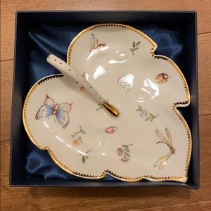 Vintage 8" Handled Leaf Dish